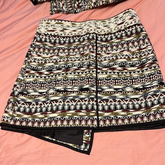 Kenar Wrap jacket with matching asymmetrical mini skirt - Picture 9 of 9